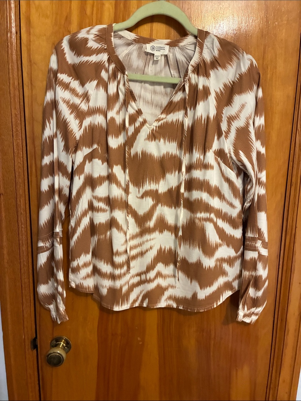 Candace Cameron Bure Tan & White Printed V-Neck Long-Sleeve Blouse
